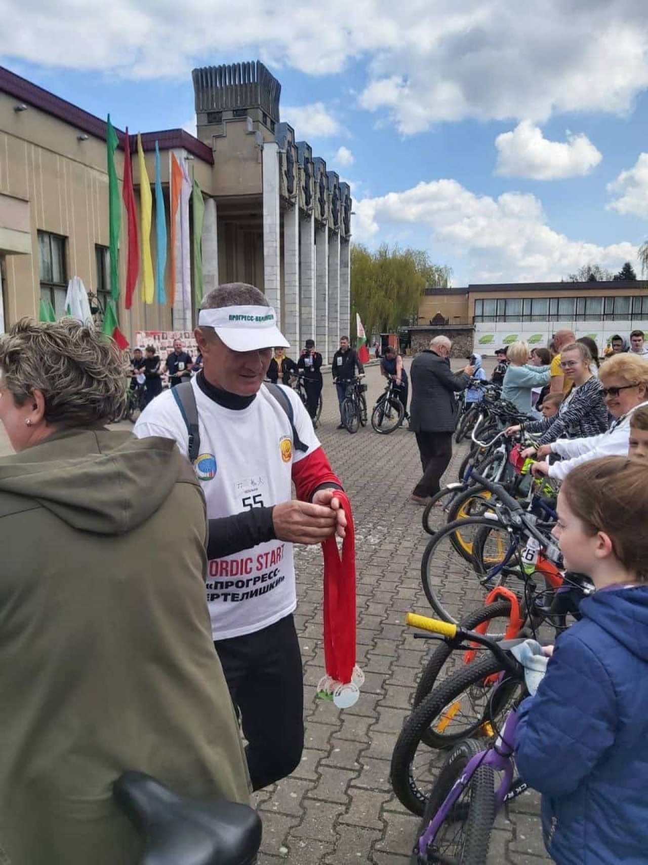 Маршрут Победы» в Вертелишках собрал велосипедистов и любителей скандинавской ходьбы