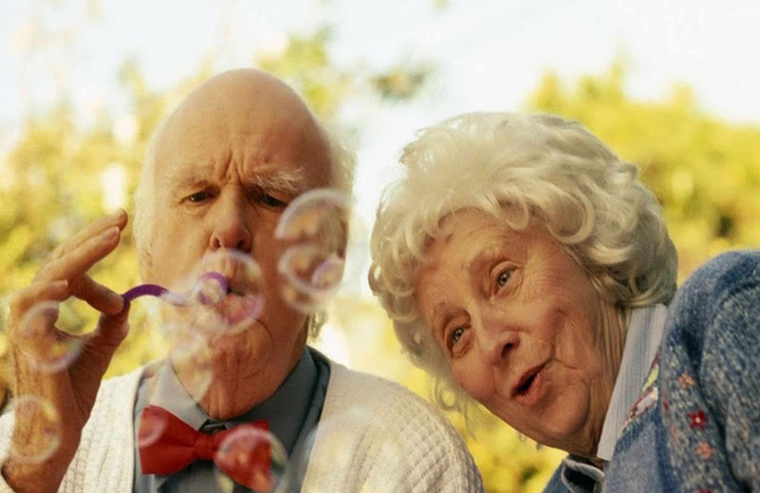 Веселые пожилые люди. Веселые пенсионеры. Старость. Бабушка и дедушка. 15 лет это старость