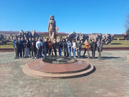 Молодежь агрогородка Вертелишки организовали уборку памятников защитников Отечества, находящихся на территории Вертелишковского сельского Совета