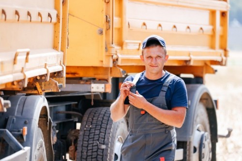 31-летний водитель-трехтысячник Андрей Седач прославляет родное хозяйство в Принеманском крае и республике